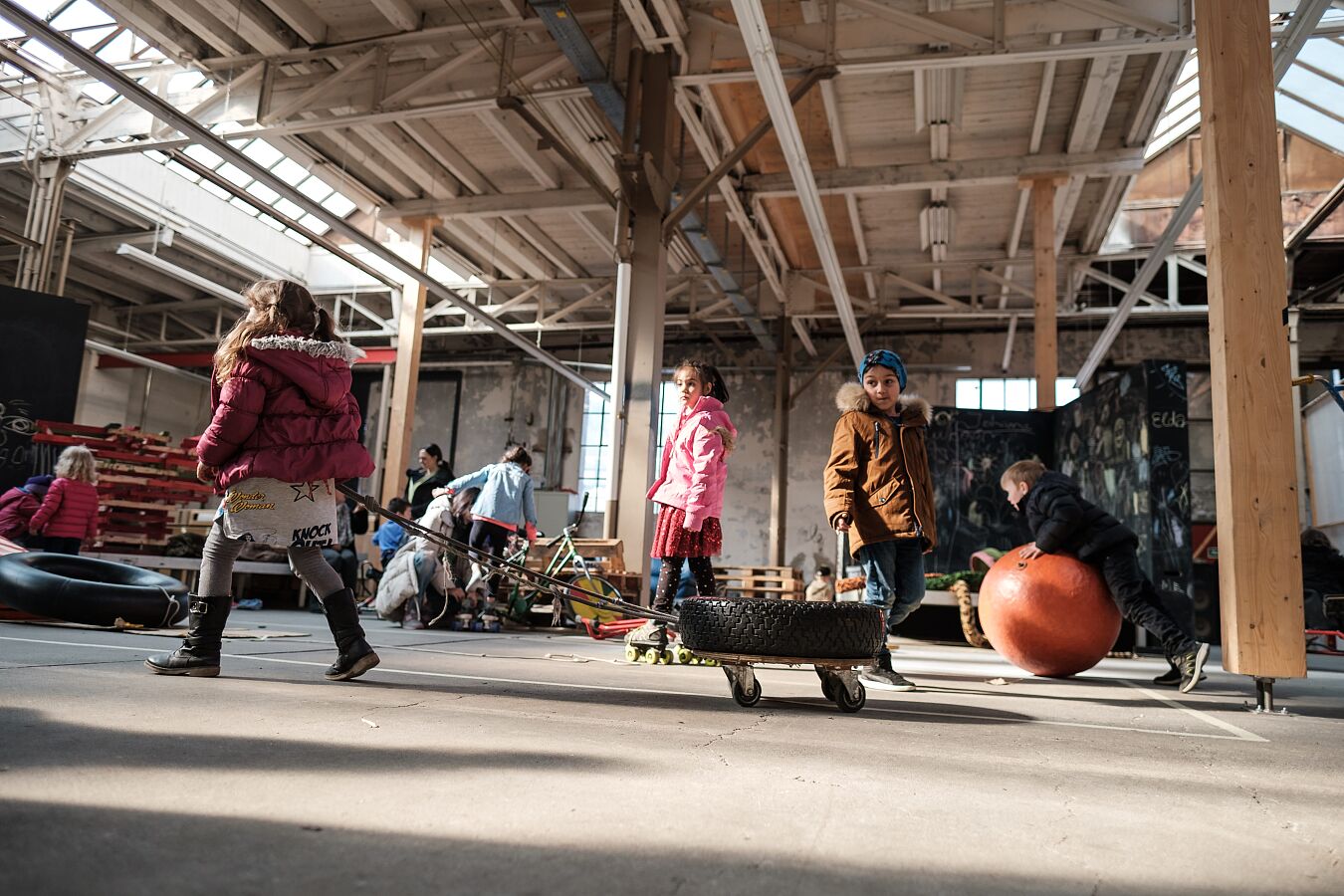 Kinder spielen beim Pop-up-Spielplatz